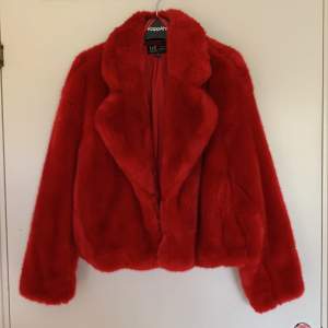 Röd pälsjacka från Zara i storlek XS. Använd ett fåtal gånger men är i nyskick.
