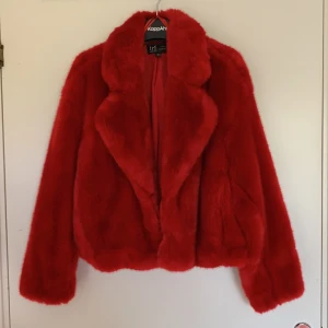 Röd pälsjacka - Röd pälsjacka från Zara i storlek XS. Använd ett fåtal gånger men är i nyskick.