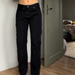 Levis 501 - Sparsamt använda. Passar mig bra som är 165. Köparen står för eventuell frakt. 🌸