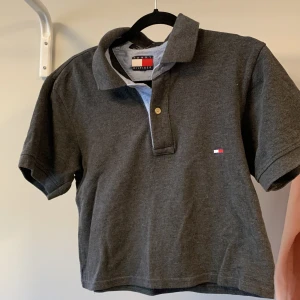 Tommy Hilfiger tröja  - Säljer en midjekirt hilfiger tröja köpt i London.