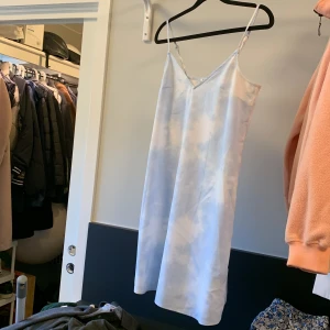 Klänning  - Säljer en blåvitmelerad klänning  från Monki.