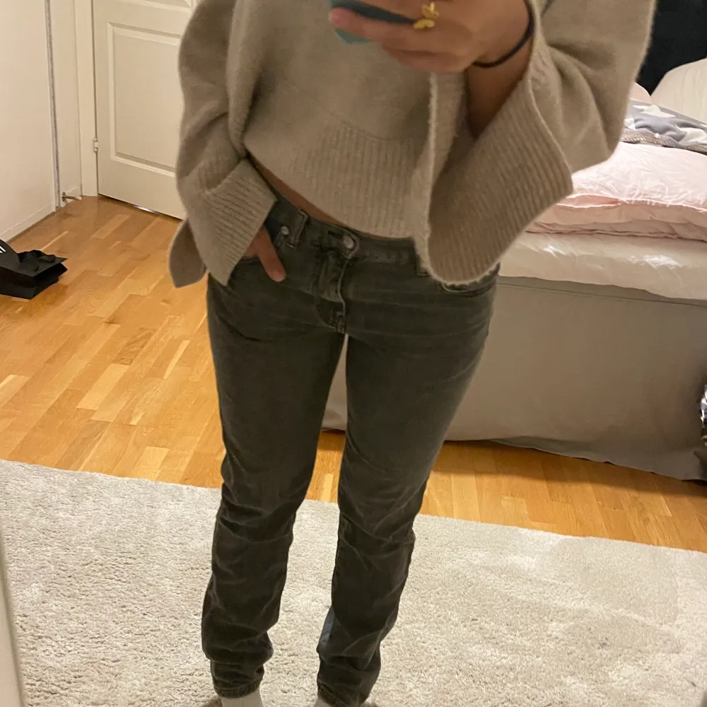 så fina lågmidjade jeans i den perfekta gråa färgen! jag är 164 cm och de är lite långa på mig. skriv om du har frågor!❤️❤️. Jeans & Byxor.