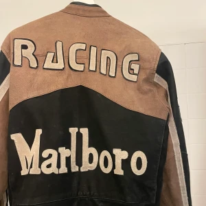 Marlboro Läder Jacka  - I toppkvalitet. Unik motorcykel marlboro jacka, strl Xxl men jag har använt som S-M. 