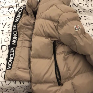 Moncler vinter jacka - Säljer den åt min lillebror som inte vill ha den längre. Väldigt varm och skön.