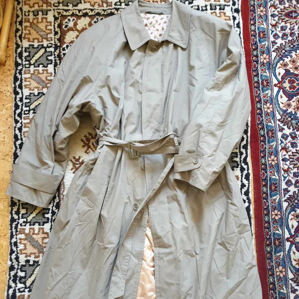 Unik retro kappa! Trenchcoat form och detaljer. Mycket söt insida. Fodrad som en tunn dunjacka.  Ej märkbart använd, väldigt fint skick. För stor för mig.  Skriv DM för fler bilder och mått!. Jackor.