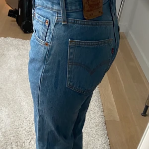 Levis jeans  - Mid waist Levis jeans. Blekta så lite fläckiga, se sista bild. Därav priset. 