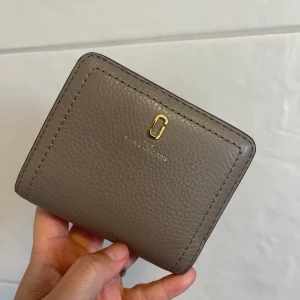 Marc Jakobs Pkånbok - Marc Jakobs plånbok mini compack wallet, nypris 1599 köp hos nelly för några månader sen. Endast använd ca några dagar men inser att det inte är min still. färgen är mörkare grå stone. Pris kan diskuteras vid smidigt affär. 