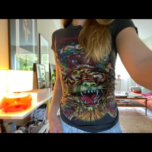 ed hardy topp - 90s ed hardy topp i dunder skick, alla rhinestones är kvar. skiiiitsnygg t allt verkligen. passar som en xs/s/m ( kontakta mig innan du vill köpa )
