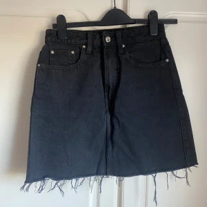 Svart jeanskjol zara - Svart jeanskjol från Zara, strl S