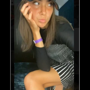 Klänning, zara nyskick - Klänning, använd vid ett tillfälle. Snygg och faller fint, ungeför knälång. 