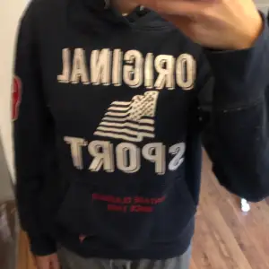 Cool hoodie med tryck som tyvärr inte kommer till andvöndning 