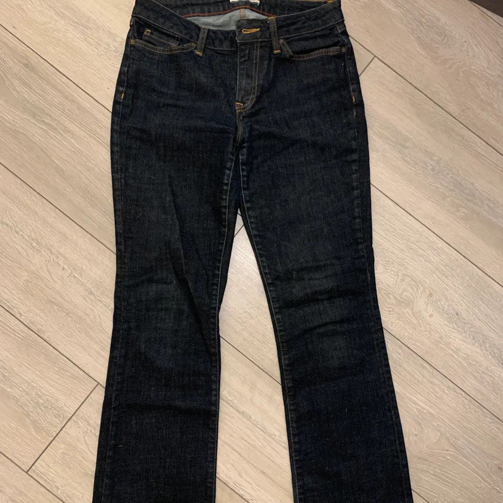 Fina lågmidjade jeans från TommyHilfiger, säljer pågrund av att de inte passar mig längre. Originalpriset är 1399kr. Användna ett par gånger, Bra skick. Pris kan diskuteras🤍. Jeans & Byxor.