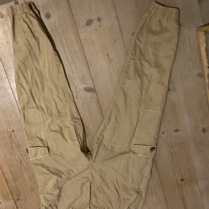 Cargo byxor storlek s  - This are the same as the green ones only in beige. These pants are unworn and cute 