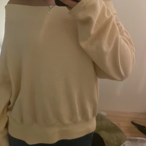 Långärmad tröja  - Min mammas gamla tröja vet inte ens om butiken finns längre men väldigt skönt material och står att den är en large men den passar dig som är xs/s färgen är en blandning mellan créme vit och beige 