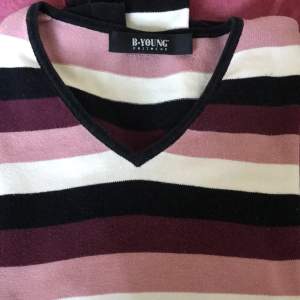 Super fin randig tröja i fin färger (rosa,vit,lila,svart) vet inte vilken storlek men sitter fint på mig som brukar använda xs-s tröjor!☺️