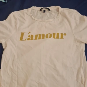 Lámour T-shirts - En T-shirt från Vero Moda. stl S och inte använd bara provade av mig jag har stl xss och den är lite stor. Jag säljer den för att jag har mycket andra kläder och detta är inte min stil riktigt.💕
