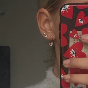 Säkerhetsnål örhängen - Säljer mina jättefina örhängen som ser ut som säkerhetsnålar. 💕 använda ett fåtal gånger och är i fint skick!