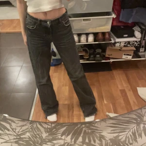 Mid rised jeans från Zara storlek 34  - Byxorna är använda med är i bra skick lite slitningar längst ner vid fötterna, dessa är köpta på Plick men dom kom med prislapp och var ej använda!💕💕 Köparen står för frakten!!