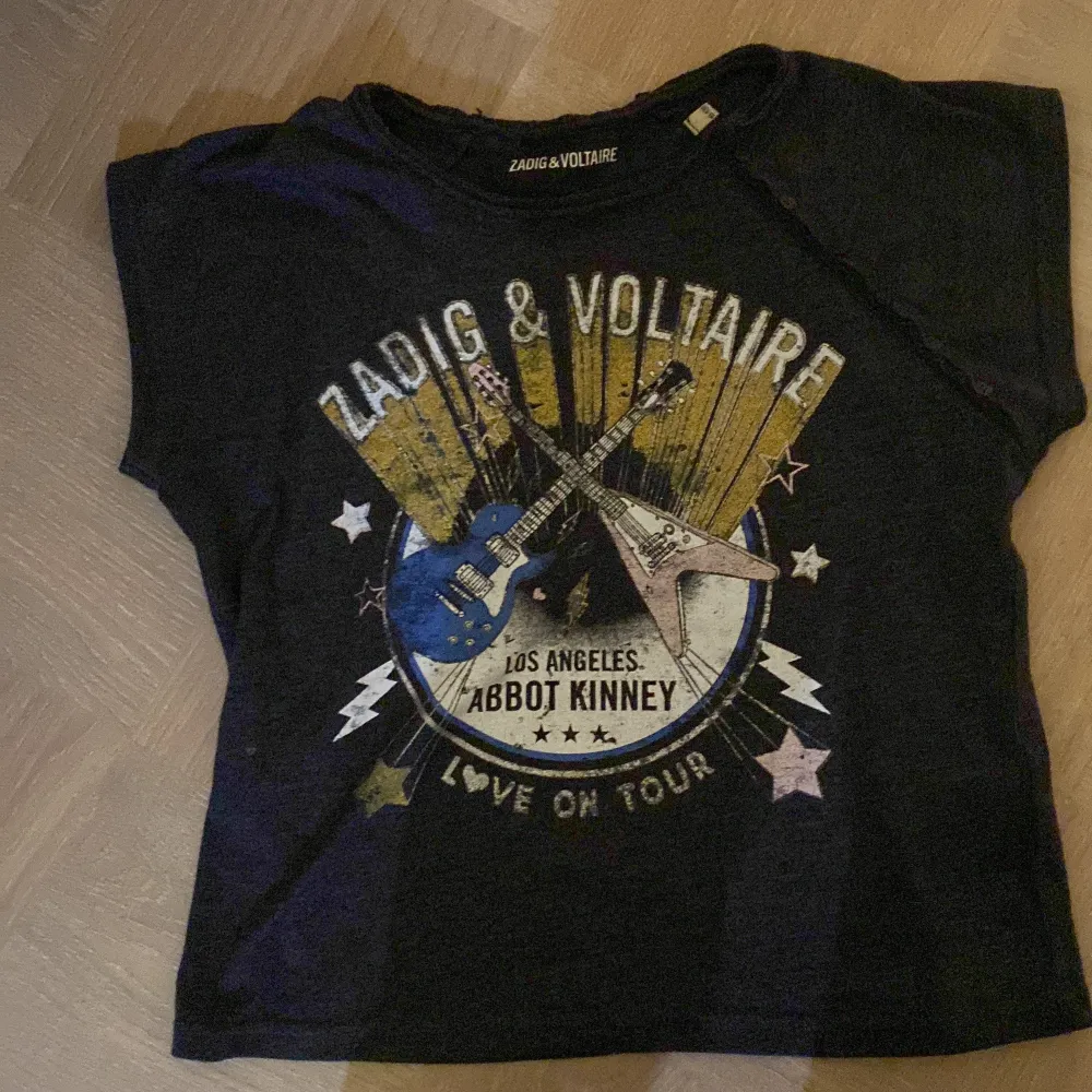 En Zadig & Voltaire T-shirt , använd Max tre gånger ❤️. T-shirts.