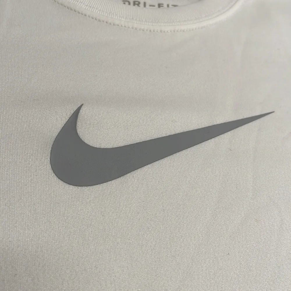 Säljer denna Nike tränings tröjan för 100kr+29kr frakt. T-shirts.