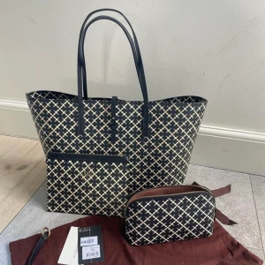 MALENE BIRGER - Säljer nu min fina väska från Malene Birger med tillhörande clutch och neccesär. Väskan är använd och därför lite repor - se bild 2 och 3. Necessären är oanvänd och därför i nyskick!  PRISER: Allt: 1 800kr Väskan: 1 500kr Necessär: 600kr Clutch: 300kr