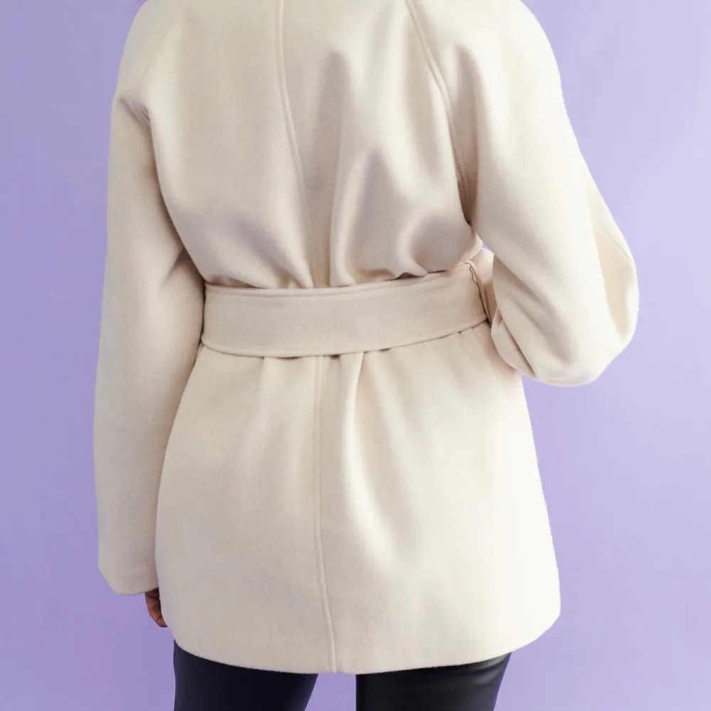 Jag säljer den populära ”Irma short coat” med prislapp kvar från Gina Tricot. Den är helt slutsåld, så därför tänkte jag att jag kunde sälja vidare den här till någon som verkligen vill ha den. Jackan är i storleken 36/S och somsagt helt ny!✨✨. Jackor.