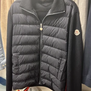 Moncler - Säljer min moncler jacka då jag inte använder den inköpt för 3 månadersen på NK kvitto finns  Storlek M  Kontakta mig för mer bilder o information 