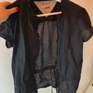 second hand Tommy Hilfiger - Finaste blusen/koftan som kan bäras på olika sätt, köpt på sellpy men från Tommy hilfiger 🌸därav lite dyrare pris😊