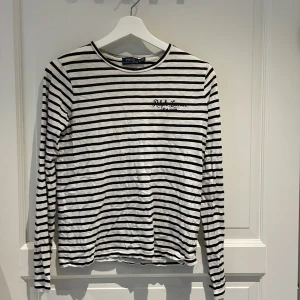 Randig Tröjs från Ralph Lauren st xs - Söt randig tröja från Ralph Lauren i storlek xs 200kr