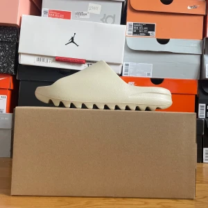 Yeezy slide bone storlek 44,5 - Yeezy slide bone säljes helt nya och oanvända i storlek 44,5 kvitto finns