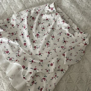 Kjol - Säljer denna fina blommiga kjol från Nelly, den är aldrig använd eftersom den var mindre i storleken än vad jag trodde när jag beställde den (passar bäst till xs)