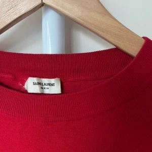 Saint Laurent Tröja - Tröja från Saint Laurent. Äkta och ska ha kvitto någonstans, har dock flyttat nyligen så kan ha försvunnit i flytten. Kom med ett bud så kan vi komma överens om något.