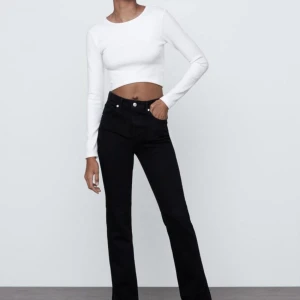 Zara jeans - Svarta jeans från zara med slits. 2 första bilderna lånade. 