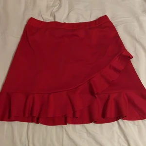 Röd kjol  - En fin röd kjol passar bra till julen passar inte så bra på mig längre därför jag säljer har Använt den cirka 2 gånger 