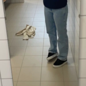 Weekday jeans arrow  - Säljer mina arrow jeans från weekday, dom är bara använda några gånger men jag använder dom inte för ja tycker dom blivit lite stora💗jag är 161cm och dom sitter som på första bilden på mig. (Andra bilden är lånad)