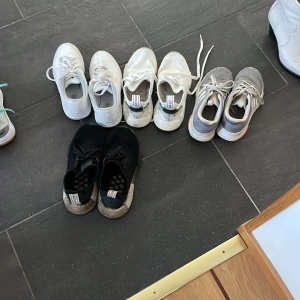 Addidas Nike  - Samtliga passar str 36, nike i str 35. Svarta är slitna, de gråa är också ganska använda. Köparen står för frakten. 