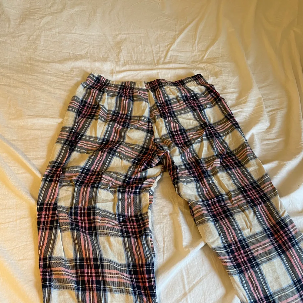 Rosa rutiga pyjamas byxor från A found, extremt bekväma och skönt material . Jeans & Byxor.