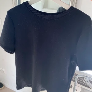 Stickad topp - Stickad bas tröja från Zara, använd ett par gånger. Jätteskön. Storlek L men passar S/M. 🤍