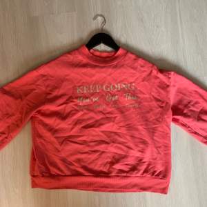 Säljer denna jättefina rosa sweatshirt från ASOS, med text på💓 Aldrig använd! Strl 34. Köparen står för frakten!💓💓