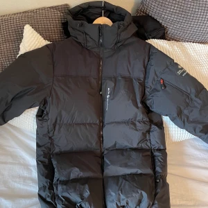 Sail Racing jacka - Riktig fet jacka till vintern i väldigt fint skick, Storlek M, Ny pris ligger på 3700, Pris kan diskuteras