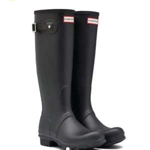 Hunter stövlar  - Har tagit bort mitt förra konto så lägger upp denna annons igen!☺️Säljer svarta höga Hunter stövlar i storlek 38 för  500kr. Krämvita originalsockor ingå. Både stövlarna och strumporna är knappt använda🤍 Kan mötas upp i Stockholm eller frakta mot kostnad. 