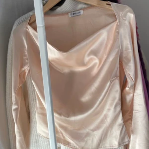 Satin långärmad tröja - Elegant långärmad topp i satin i storlek XS från Femme Luxe