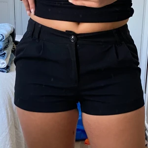 Kostym Shorts - Säljer dessa fina kostym shorts från hm. De är midwaist och tajta. Storlek S, men blivit tyvärr för små för mig. Möts i sthlm och fraktar, pris kan diskuteras💝 