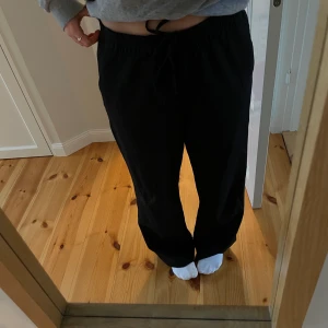 Svarta kostymbyxor Arket - Säljer dessa jättesnygga svarta kostymbyxorna med knytning från Arket som verkligen passar till allt❤️ Dem är ganska stora för mig som är S men jag knyter dem bara så det är lugnt☺️ Köpte för 799kr men säljer för 420kr