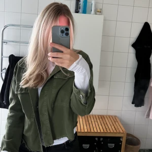 Zara jeansjacka militärgrön - Militärgrön jeansjacka från Zara i storlek small. Perfekt för höst och vår. 