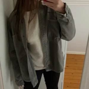 Jeansjacka Zara🖤 - En fin jeansjacka från Zara. Har köpt den i år och är endast testad. Den är i en grå nyans och köptes för 350 så säljer den för 300 då den bara är testad💖💖