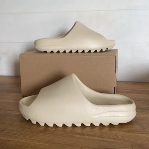 Yeezy slide, bone - Tvär feta slides från addidas/yeezy 🌟