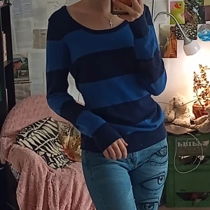 Y2k blå tröja - En fin randig långärmad tröja från tidigt 2000 tal!  Bra skick. Säljer pga för stor :) Lappen är borttagen, har gissat storlek. Köparen står för frakt!  