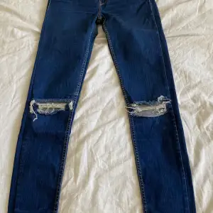 Säljer dessa fina blå jeans ifrån Levis. De är lowwaist och tighta jeans men fina hål. Storlek 25, det har tyvärr blivit försmå för mig. Möts i sthlm och fraktar, pris kan diskuteras💝 