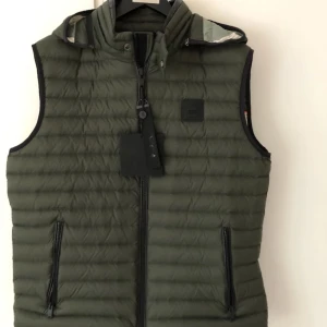 Moose knuckle väst  - Helt ny moose knuckle väst, köpt för 2 månader sen men har aldrig använt den förutom när jag testat den! Köpt för 3695 kr på Zgander. Prislapp kvar! Möts helst upp och kan då tänka mig gå ner i pris, betalas swish på plats! Skriv för fler bilder privat.